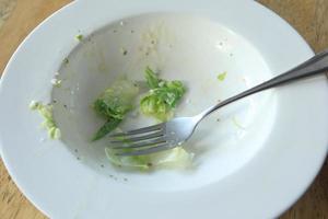 prato vazio depois de comer na mesa foto