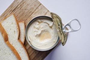 cheio creme preservado dentro uma lata recipiente em mesa foto