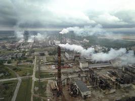 fábrica fumaça pilha - óleo refinaria, petroquímico ou químico plantar foto