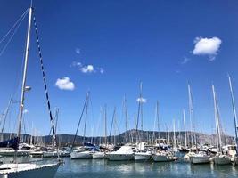 Visão a partir de a altura do a marina com uma muitos do iates e barcos - tiroteio a partir de uma zangão foto