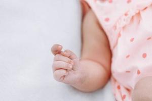 closeup da mão de menina recém-nascida no cobertor branco ao ar livre. conceito de maternidade e infância. foco seletivo foto