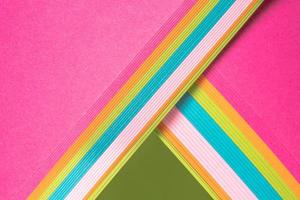 uma pilha do colorida cartolina sobreposição em a diagonal. foto