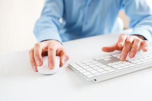 homens escritório trabalhador digitando em a teclado foto