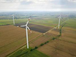 aéreo Visão do energia produzindo vento turbinas, Polônia foto