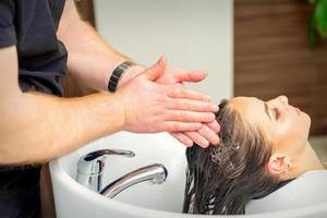 jovem mulher lavando dela cabelo foto