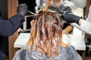 cabeleireiro mãos coloração fêmea cabelo foto