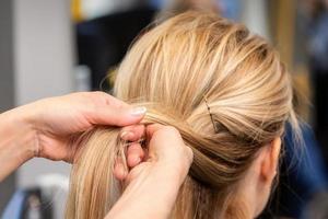 cabeleireiro mãos trança do cliente cabelo foto