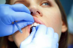 mulher obtendo uma dental tratamento foto