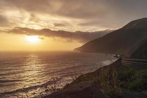 oceano falésias blefes durante pôr do sol - nascer do sol, dourado hora foto