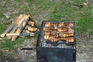 delicioso grelhado carne sobre a carvão em uma churrasco foto