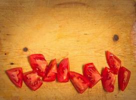 vermelho tomate fatias em cortar borda foto