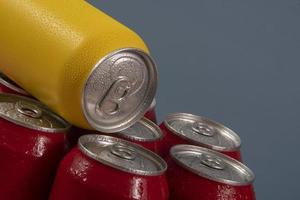 latas de refrigerante vermelhas frias com uma amarela para uso conceitual foto