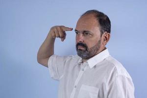 retrato de homem barbudo de 60 anos sobre fundo azul foto