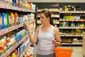 lindo jovem mulher compras para cereal, massa dentro uma mercearia loja foto