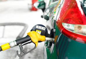 carro reabastecimento em uma gasolina estação dentro inverno foto