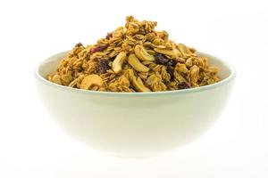 granola em uma tigela branca foto