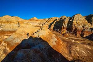 caminhada dentro a wucai cidade cênico área perto urumqi, xinjiang, tem uma magnífico e deslumbrante Visão do a danxia relevo. foto