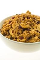 granola em uma tigela branca foto