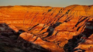 caminhada dentro a wucai cidade cênico área perto urumqi, xinjiang, tem uma magnífico e deslumbrante Visão do a danxia relevo. foto