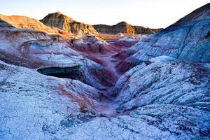 caminhada dentro a wucai cidade cênico área perto urumqi, xinjiang, tem uma magnífico e deslumbrante Visão do a danxia relevo. foto