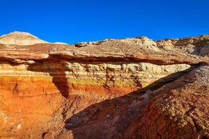 caminhada dentro a wucai cidade cênico área perto urumqi, xinjiang, tem uma magnífico e deslumbrante Visão do a danxia relevo. foto