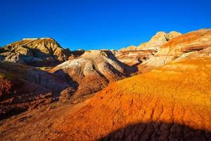 caminhada dentro a wucai cidade cênico área perto urumqi, xinjiang, tem uma magnífico e deslumbrante Visão do a danxia relevo. foto