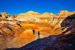 caminhada dentro a wucai cidade cênico área perto urumqi, xinjiang, tem uma magnífico e deslumbrante Visão do a danxia relevo. foto