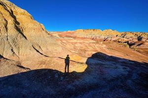 caminhada dentro a wucai cidade cênico área perto urumqi, xinjiang, tem uma magnífico e deslumbrante Visão do a danxia relevo. foto