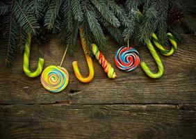 Natal fronteira com abeto árvore galhos, pinho cones e doce bengala foto