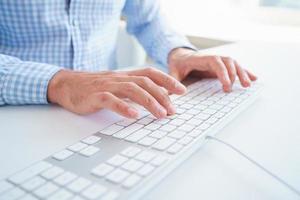 masculino mãos digitando em a teclado foto