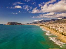 aéreo mar e cidade foto