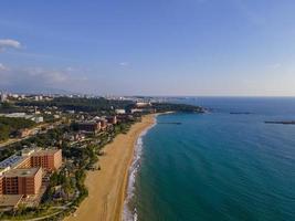 aéreo mar e cidade foto