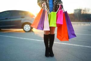 mulher segurando dela compras bolsas dentro dela mão foto