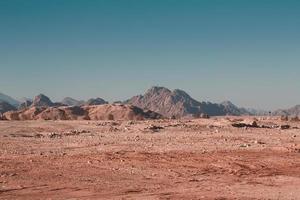 deserto em uma fundo do montanhas foto