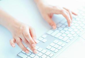 fêmea mulher escritório trabalhador digitando em a teclado foto