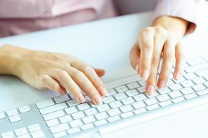 mulher escritório trabalhador digitando em a teclado foto