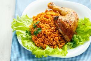 delicioso prato do frango coxa com arroz e salada folhas