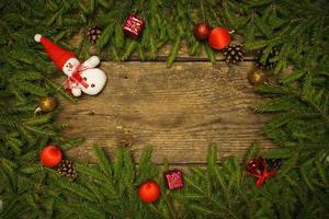 Natal fronteira com abeto árvore galhos, cones e Natal decorações em de madeira Pranchas pronto para seu Projeto foto