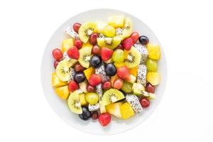 frutas misturadas no prato branco foto