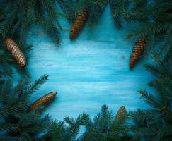 Natal árvore galhos com cones em azul de madeira textura pronto para seu Projeto foto