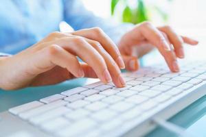 mulher escritório trabalhador digitando em a teclado foto