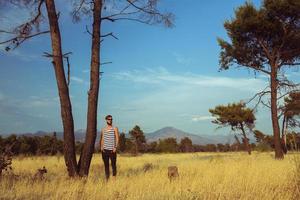 jovem à moda bonito homem dentro a savana foto