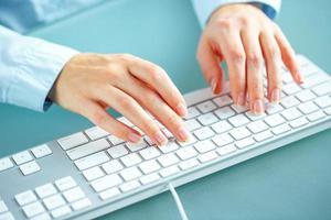 mulher escritório trabalhador digitando em a teclado foto