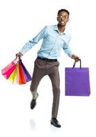 feliz africano americano homem segurando compras bolsas em branco fundo foto