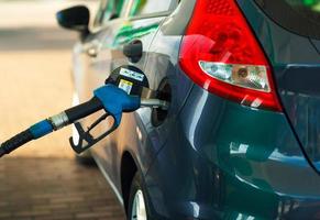 carro reabastecimento em uma gasolina estação fechar acima foto