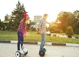 jovem casal equitação hoverboard foto