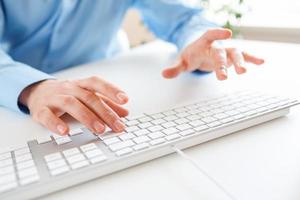 homens escritório trabalhador digitando em a teclado foto