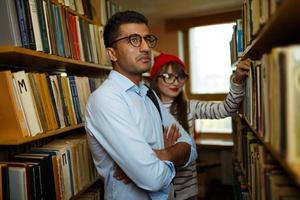 jovem casal às a biblioteca foto