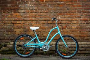 azul vintage bicicleta com velho tijolo parede foto