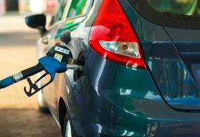 carro reabastecimento em uma gasolina estação fechar acima foto